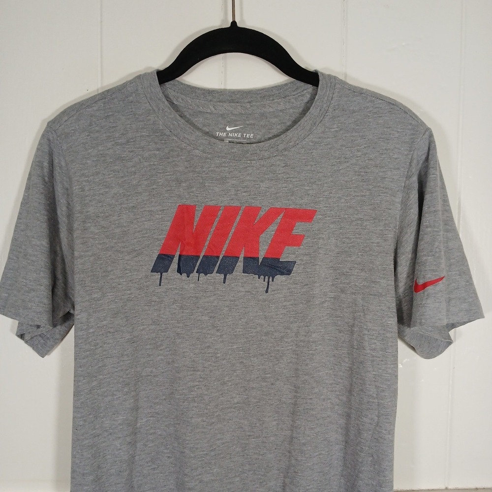 Nike Boys XL Gray Drip Graphic T-Shirt‎ Short Sleeve Red Navy Swoosh Logo Tee